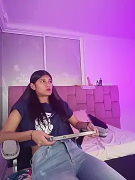 YeseniaRodriguez3 online show from 05-08-26, 12:31