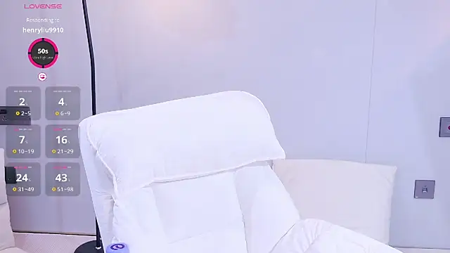 Snapshot of xiaoxi---n chatting on 06-19-26, 05:57 xiaoxi---n online show from 06-19-26, 05:57