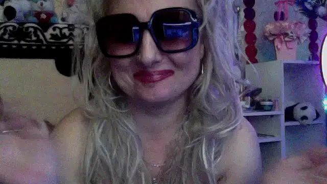 xHot Amazonq online show from 12-16-25, 10:47