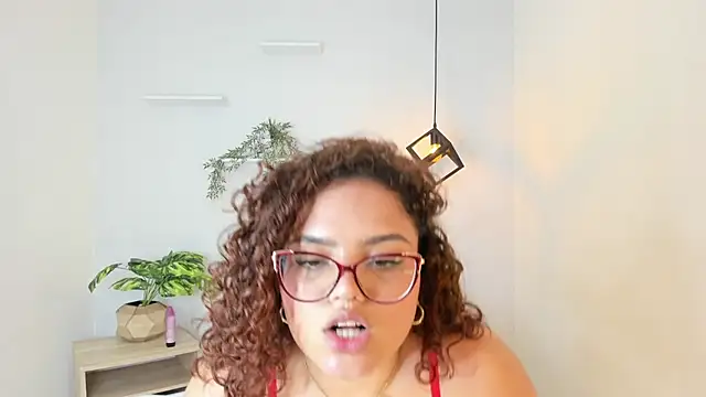 Snapshot of naomy_whast chatting on 10-28-25, 02:16 naomy whast online show from 10-28-25, 02:16