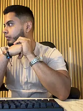 Tiler wolker online show from 11-21-25, 01:04