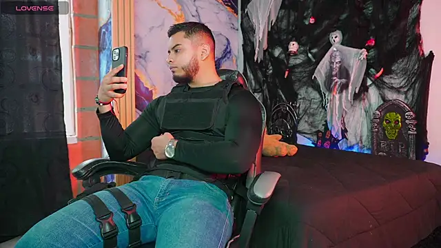 Tiler wolker online show from 10-31-25, 07:54