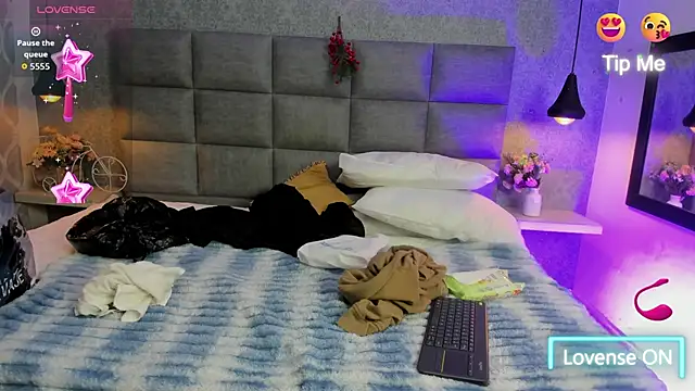 Luna Bella3 online show from 12-18-25, 10:52