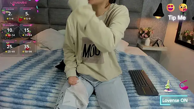 Luna Bella3 online show from 12-23-25, 10:58