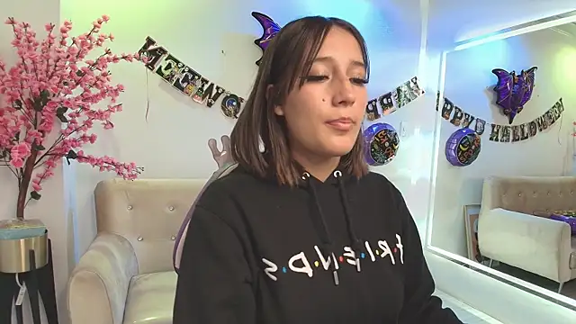 Snapshot of Lili_scott chatting on 10-29-25, 03:27 Lili scott online show from 10-29-25, 03:27