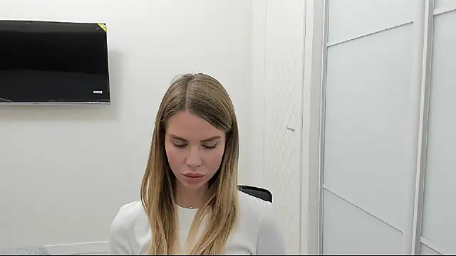 Snapshot of LinaBey chatting on 10-26-25, 04:07 LinaBey online show from 10-26-25, 04:07