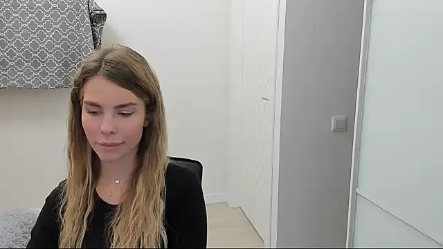 Snapshot of LinaBey chatting on 11-17-25, 08:40 LinaBey online show from 11-17-25, 08:40