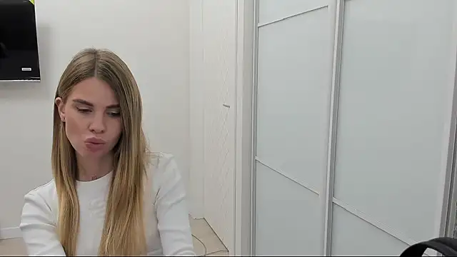 Snapshot of LinaBey chatting on 11-04-25, 01:48 LinaBey online show from 11-04-25, 01:48