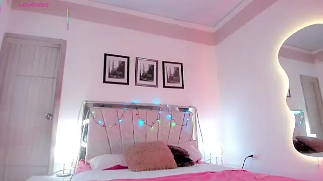 Sweetiee Aurora online show from 12-18-25, 08:45