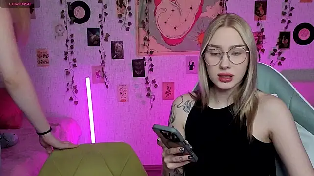 Snapshot of _kitEkat__ chatting on 10-26-25, 08:42  kitEkat   online show from 10-26-25, 08:42