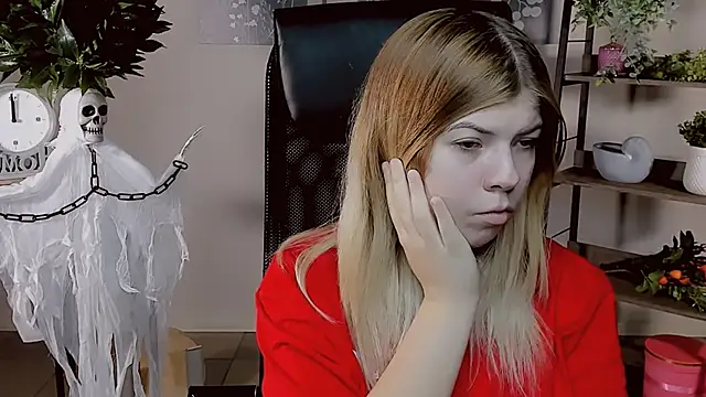 Snapshot of EvaDarc chatting on 10-29-25, 11:42 EvaDarc online show from 10-29-25, 11:42