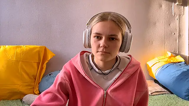 Snapshot of ChristineWest chatting on 11-01-25, 08:19 ChristineWest online show from 11-01-25, 08:19