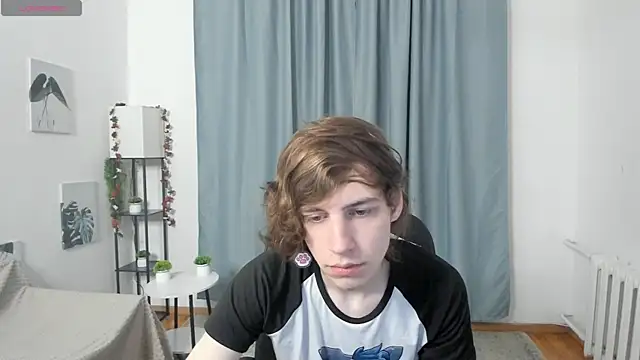 Snapshot of AvenGlow chatting on 12-15-25, 05:13 AvenGlow online show from 12-15-25, 05:13