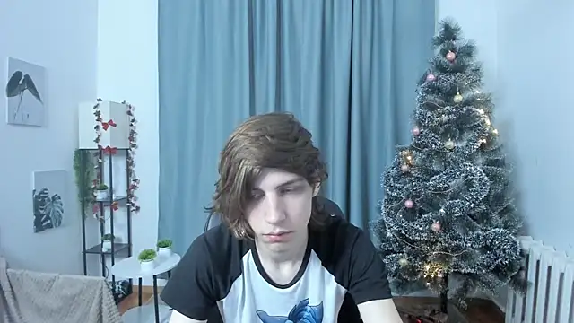 Snapshot of AvenGlow chatting on 12-19-25, 05:10 AvenGlow online show from 12-19-25, 05:10