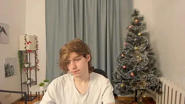 Snapshot of AvenGlow chatting on 12-21-25, 05:09 AvenGlow online show from 12-21-25, 05:09