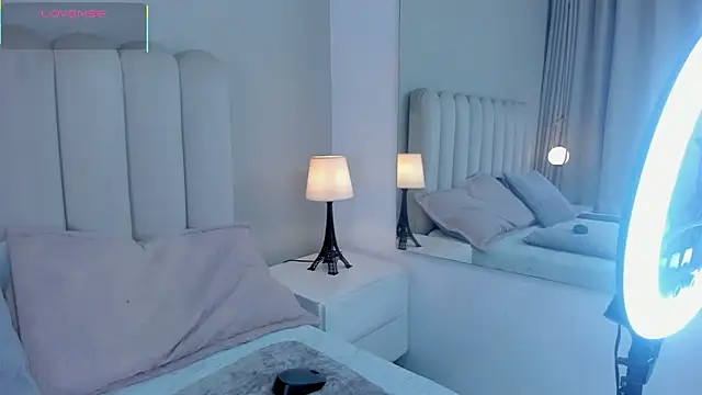 Melanie hillz online show from 12-19-25, 06:54