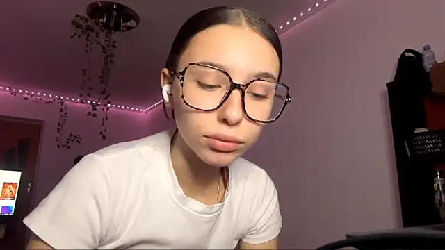 LilithFlamey online show from 12-18-25, 02:32