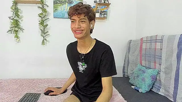 Snapshot of Augustvalen chatting on 11-03-25, 08:01 Augustvalen online show from 11-03-25, 08:01