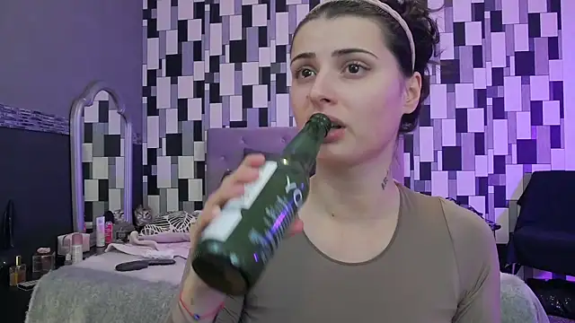 venusinylons online show from 11-15-25, 01:59