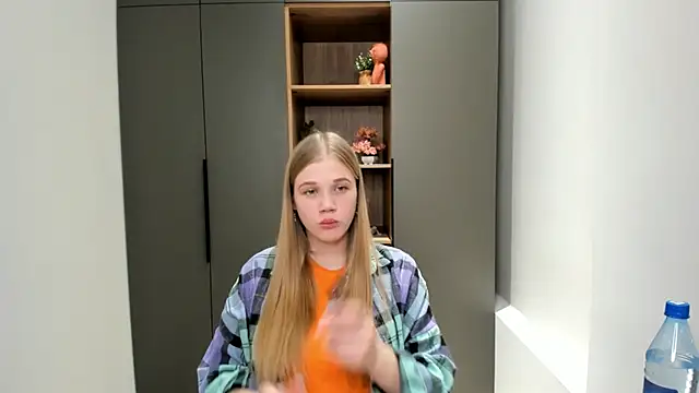 Snapshot of LuciaTiell chatting on 10-28-25, 08:46 LuciaTiell online show from 10-28-25, 08:46