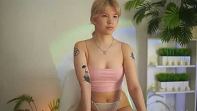 Leila La online show from 11-10-25, 08:19