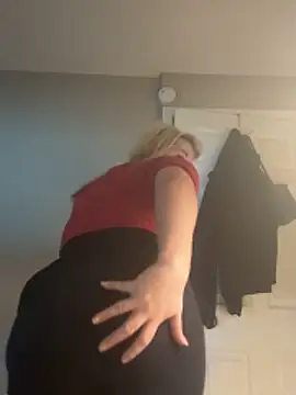 Snapshot of SilverSeductress chatting on 03-08-26, 06:00 SilverSeductress online show from 03-08-26, 06:00