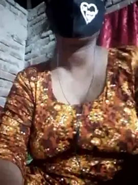 Snapshot of Liza0103 chatting on 10-27-25, 05:03 Liza0103 online show from 10-27-25, 05:03