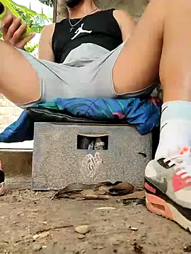 Youngpigmaster online show from 10-28-25, 03:44