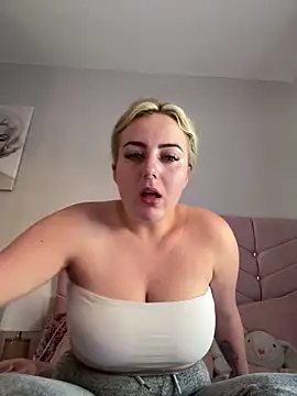 Snapshot of Blondegirliexx chatting on 10-28-25, 10:25 Blondegirliexx online show from 10-28-25, 10:25