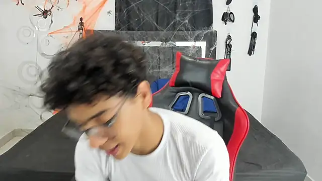 Snapshot of Maximiliano_Khalil chatting on 10-28-25, 07:35 Maximiliano Khalil online show from 10-28-25, 07:35