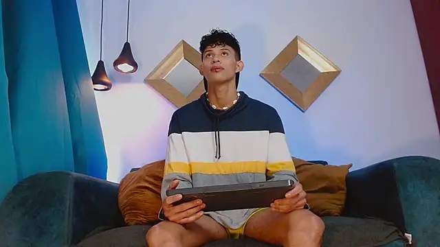 KamiSuarez online show from 11-01-25, 01:16