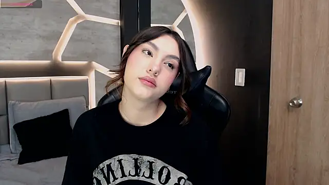 DakotaRussell  online show from 12-21-25, 01:13