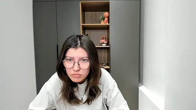 Snapshot of VickieChantos chatting on 10-29-25, 04:44 VickieChantos online show from 10-29-25, 04:44