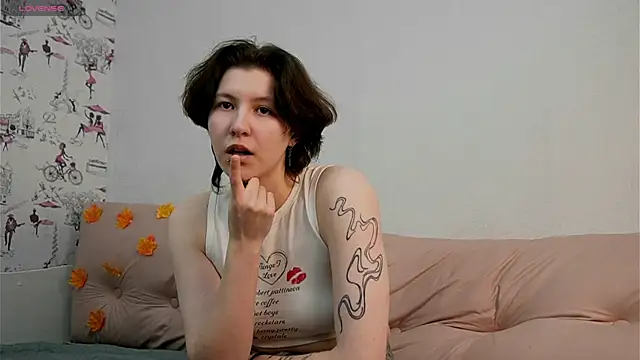 Snapshot of _t_a_t_u chatting on 11-02-25, 01:05  t a t u online show from 11-02-25, 01:05