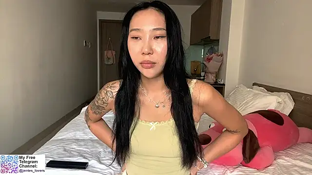 LizParadiz online show from 10-30-25, 06:44