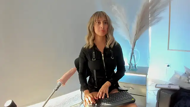 Snapshot of Julietta01 chatting on 12-20-25, 08:12 Julietta01 online show from 12-20-25, 08:12