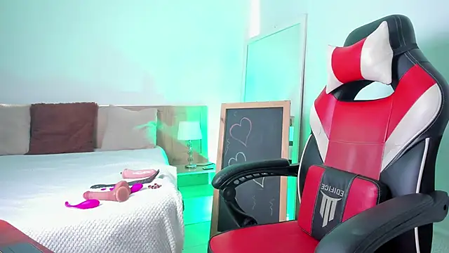 Snapshot of Julietta01 chatting on 01-11-26, 12:12 Julietta01 online show from 01-11-26, 12:12