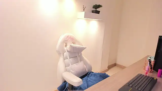 Snapshot of Julietta01 chatting on 12-14-25, 03:28 Julietta01 online show from 12-14-25, 03:28