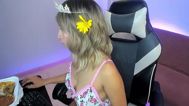 Snapshot of Julietta01 chatting on 11-21-25, 07:35 Julietta01 online show from 11-21-25, 07:35