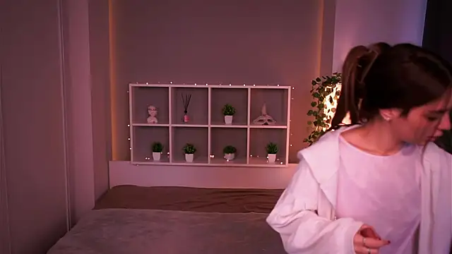 LauraHansil online show from 11-08-25, 07:01