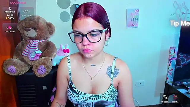 Snapshot of Emma_boo chatting on 03-25-26, 03:22 Emma boo online show from 03-25-26, 03:22