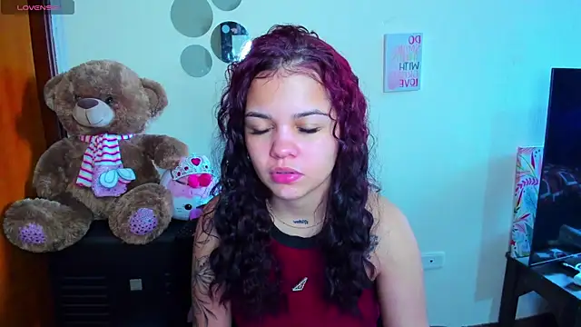 Snapshot of Emma_boo chatting on 04-11-26, 02:54 Emma boo online show from 04-11-26, 02:54