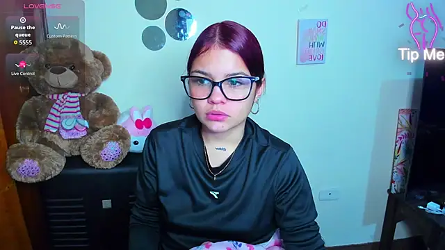 Snapshot of Emma_boo chatting on 03-28-26, 04:52 Emma boo online show from 03-28-26, 04:52