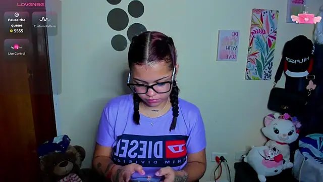 Emma boo online show from 11-19-25, 01:44