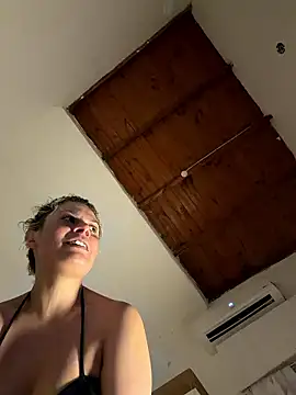 Snapshot of Romy-R-O chatting on 01-16-26, 02:21 Romy-R-O online show from 01-16-26, 02:21