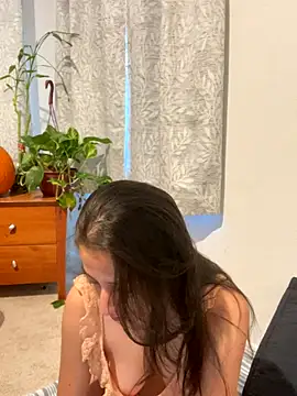 Snapshot of Synne chatting on 11-02-25, 07:41 Synne online show from 11-02-25, 07:41