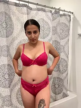 Snapshot of Synne chatting on 10-31-25, 01:35 Synne online show from 10-31-25, 01:35