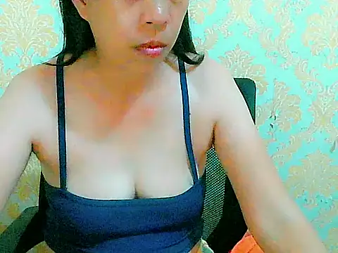 Snapshot of nhicole4u chatting on 10-30-25, 02:47 nhicole4u online show from 10-30-25, 02:47