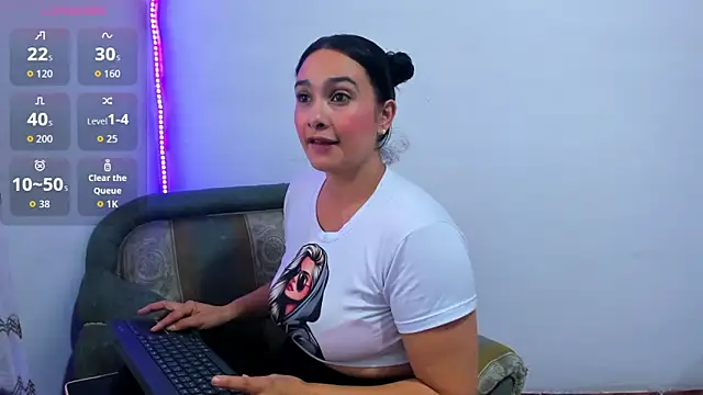 Isa-Giraldo online show from 11-12-25, 08:56