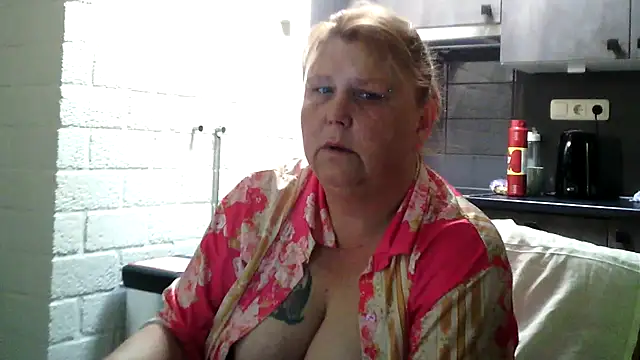 Sylviastar46 online show from 05-10-26, 09:13